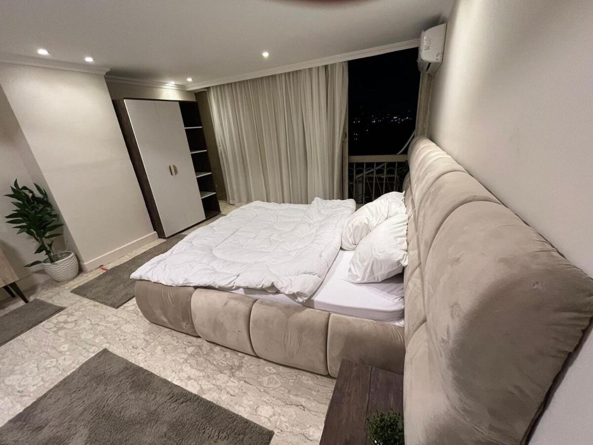 Royal Nile View 4br Apartment *